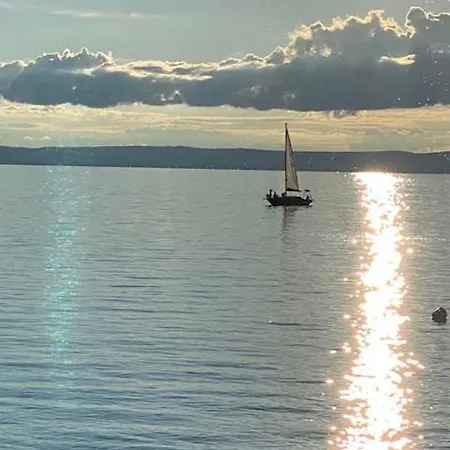 Imadnivalo Kis Lakas Balatoni Panoramaval. *